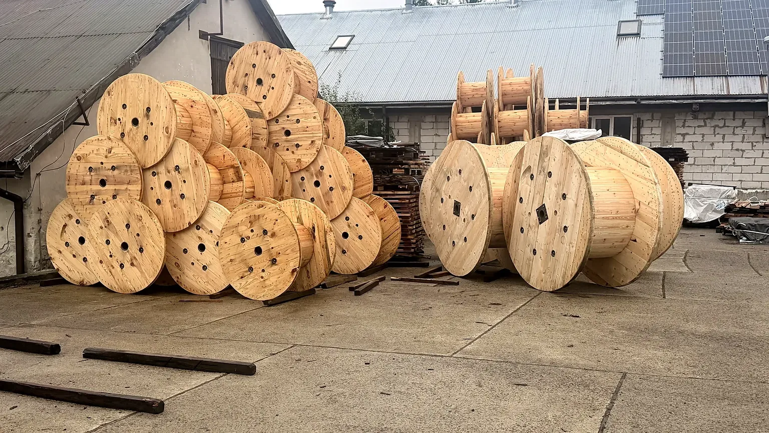 Fallwood – finished wooden cable drums in the plant yard